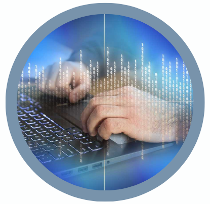 Persona recopilando información precisa en computadora para realizar investigaciones laborales efectivas en Monterrey.