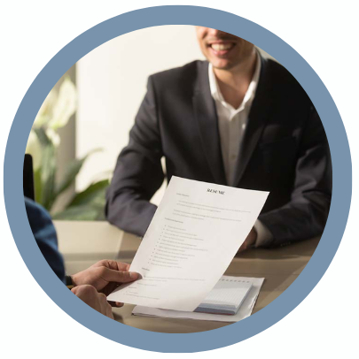 Evaluación socioeconómica detallada con expertos recopilando datos familiares y laborales para contrataciones confiables en Monterrey.