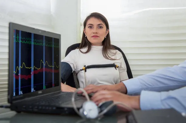 Una mujer empleada de una empresa que está sufriendo robo hormiga por lo que se recurrió al uso de una prueba de polígrafo.